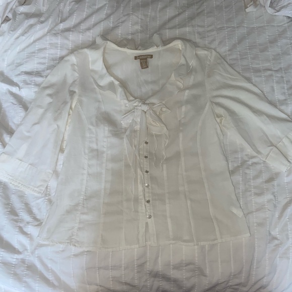 White button down shirt with bow tie at the top - Picture 2 of 7